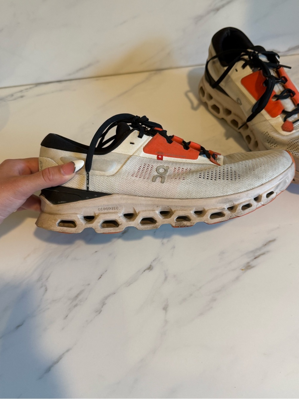 On cloud orange and white running shoes - Picture 2 of 10